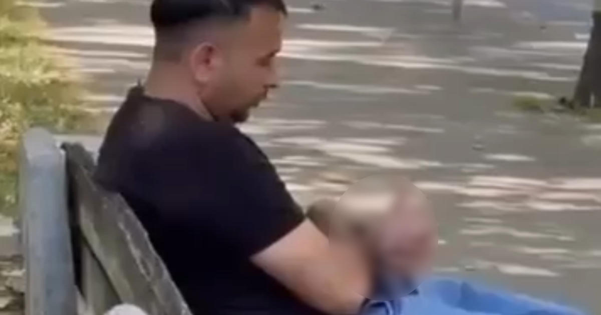 pijani Nepalac snimljen dok se samozadovoljava na klupici pored autobusnog stajališta u zagrebačkim Dugavama