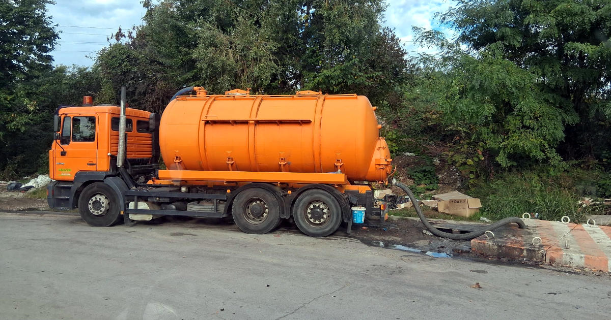 Grafek prazni tekući otpad na javnoj površini