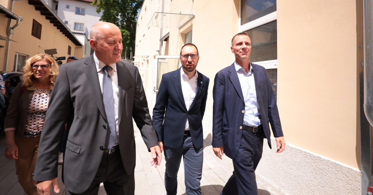 gradonačelnik Tomašević i ministar Bačić obilaze obnovu škole