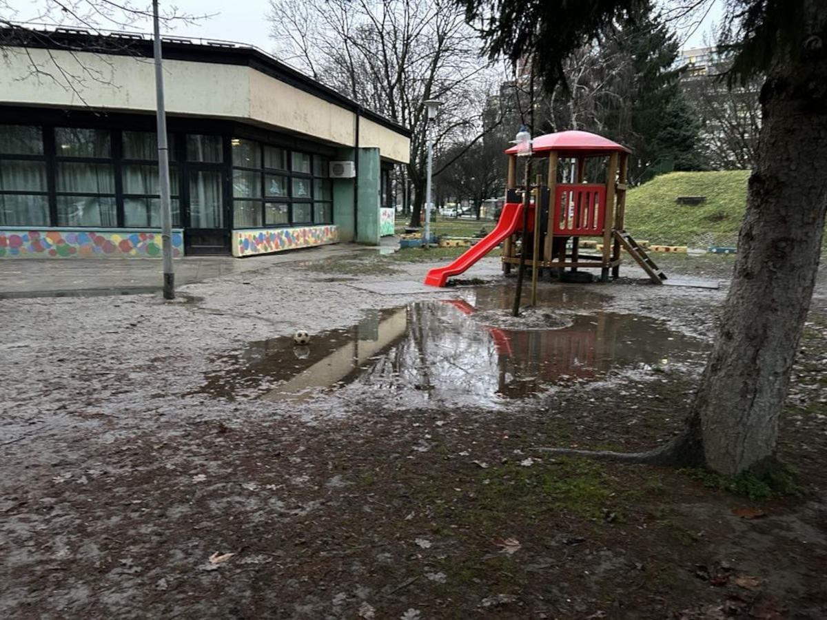 blatna kaljuža na igralištu dječjeg vrtića Travno